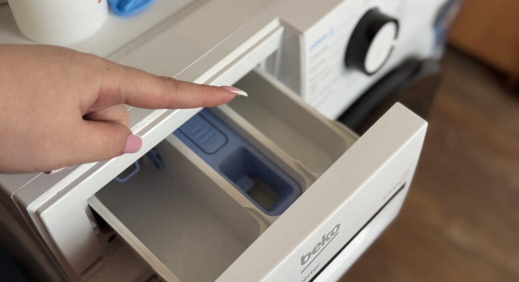 А ви помічали, що одним відсіком у пралці ніхто не користується? І дарма: ось для чого він призначений 