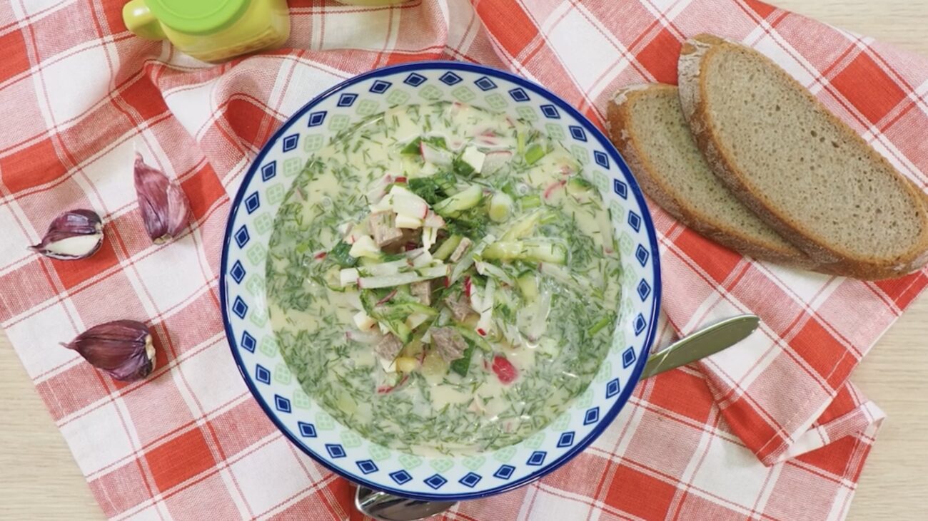 Господині розповіли рецепт смачної окрошки з мʼясом 