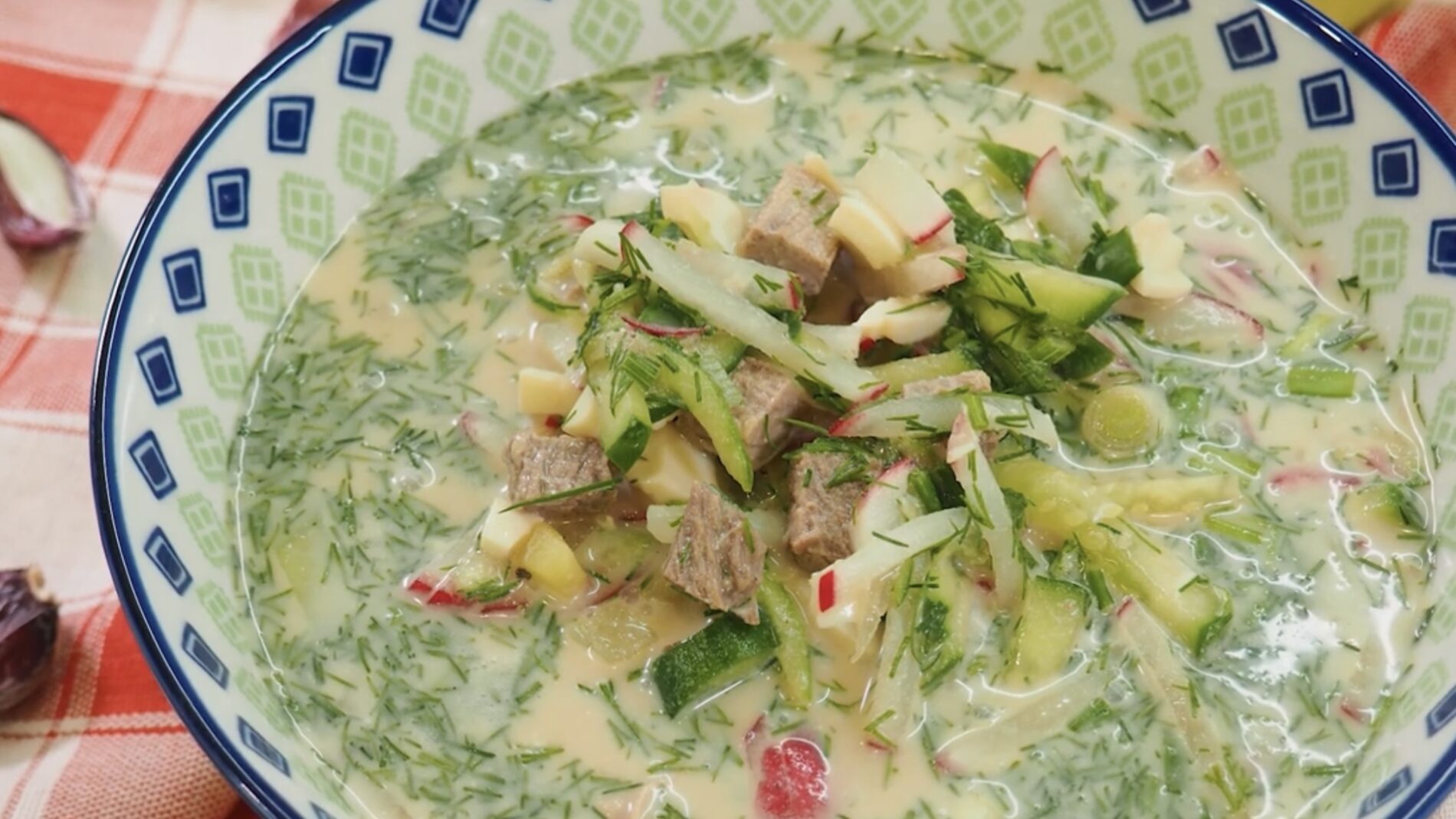 Господині розповіли рецепт смачної окрошки з мʼясом 