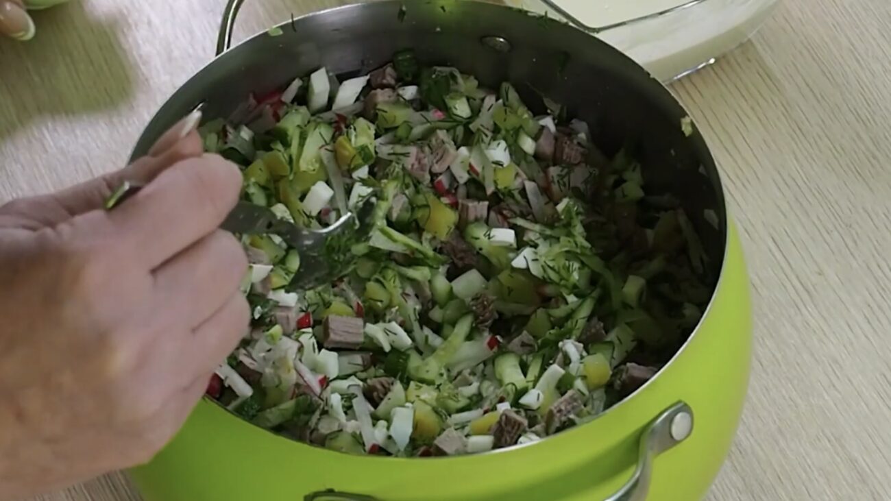 Господині розповіли рецепт смачної окрошки з мʼясом 