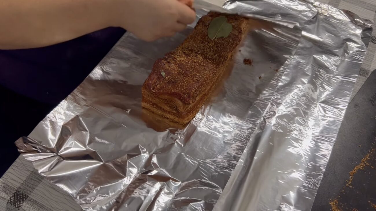 Господині розповіли, як приготувати смачне запечене сало на святковий стіл 