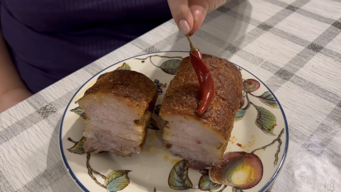 Господині розповіли, як приготувати смачне запечене сало на святковий стіл 