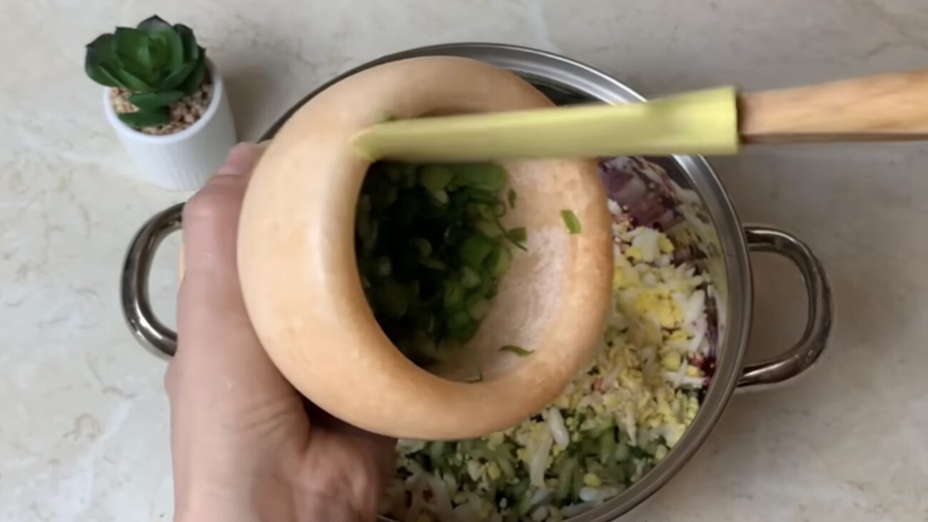 Господині розповіли рецепт смачного весняного супу із буряком 