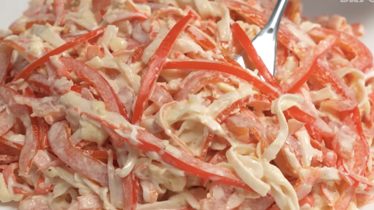 Господині розповіли рецепт легкого і смачного салату з крабових паличок 