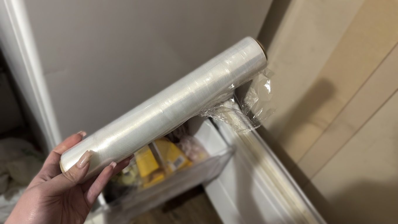 Господині розповіли лайфхак, щоб харчова плівка більше не рвалася 