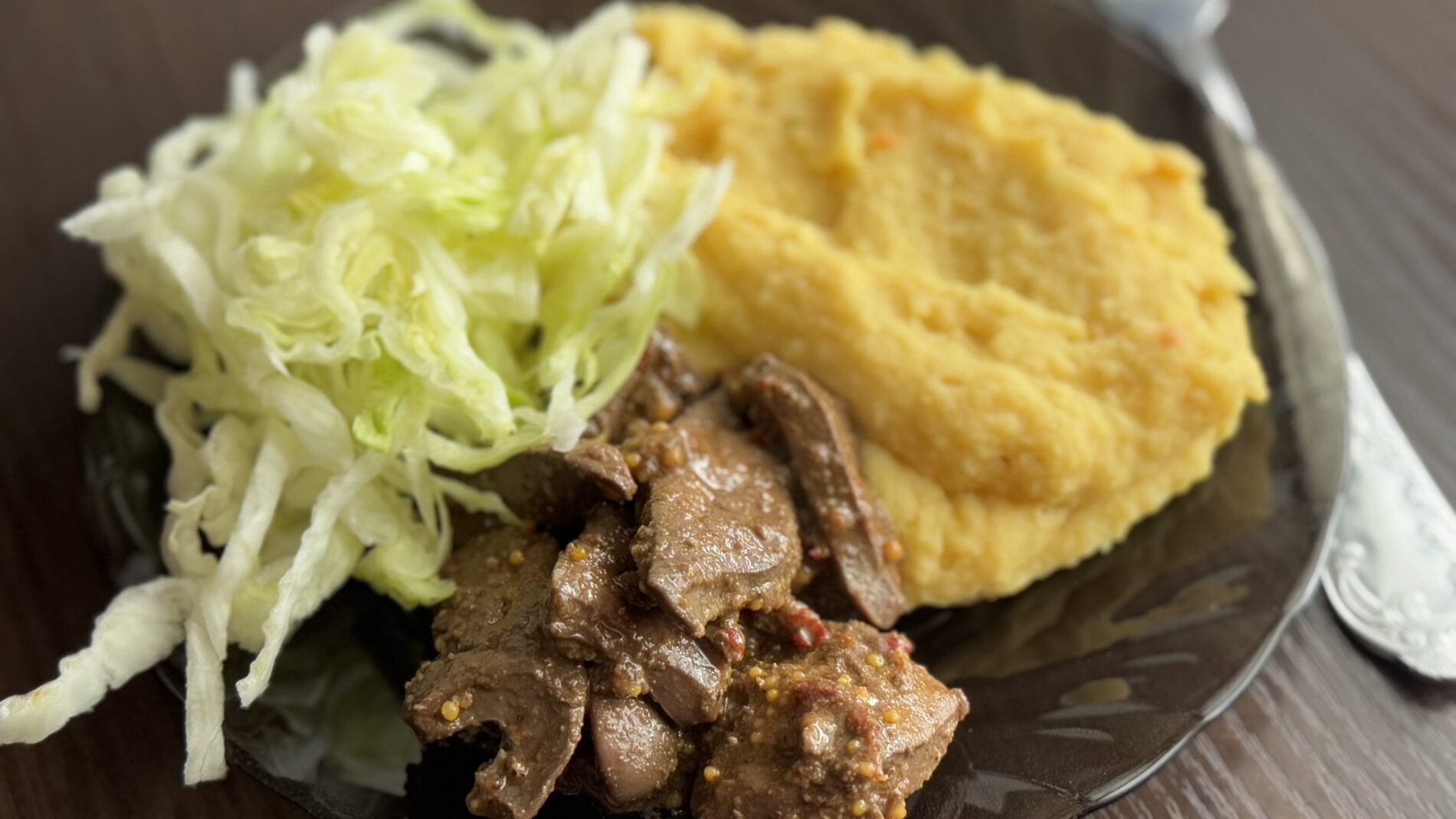 Господиня показала, як приготувати смачну вечерю за 41 гривню. Фото: Добрі новини 