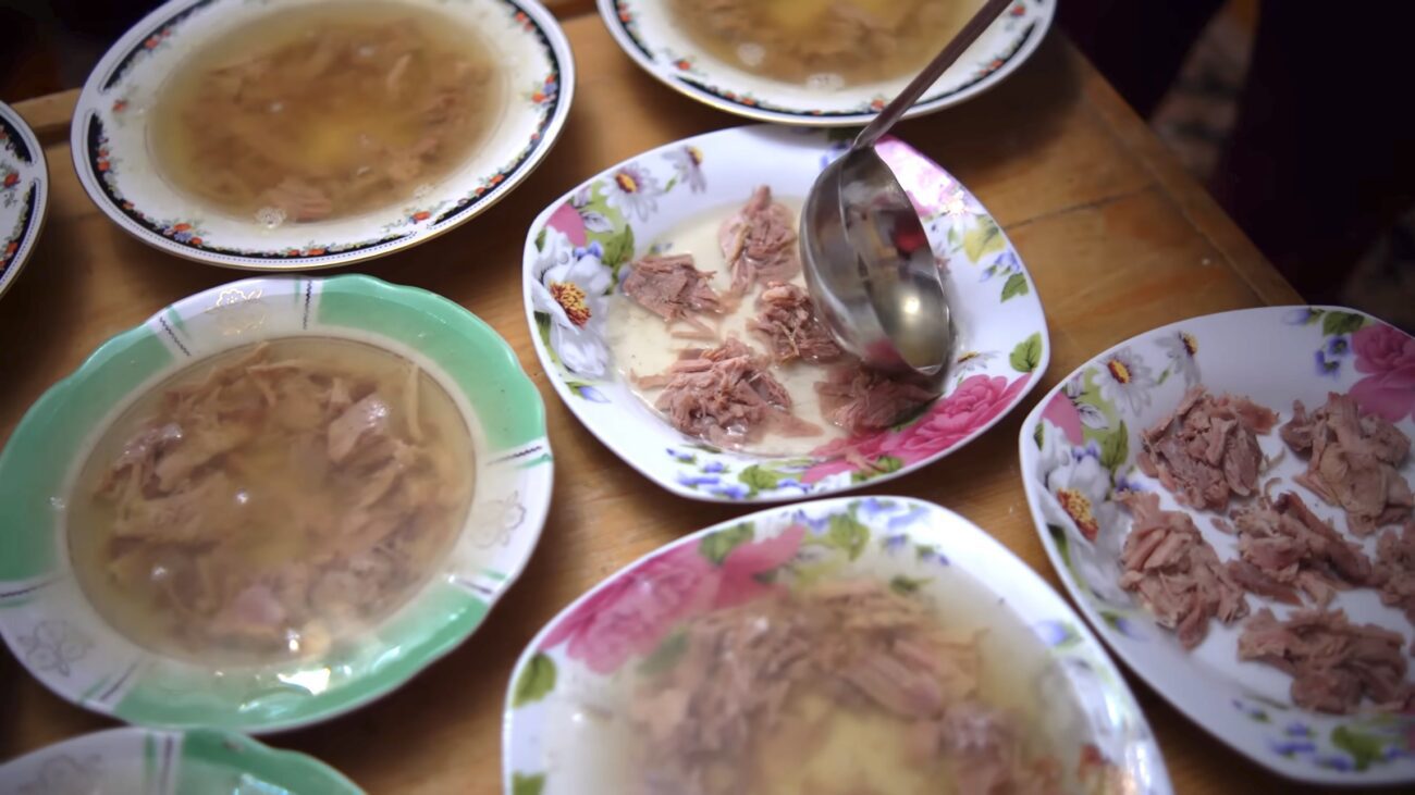 Господині розповіли, як приготувати прозорий холодець до великоднього столу: Фото: YouTube КАРПАТСЬКІ ШКВАРКИ