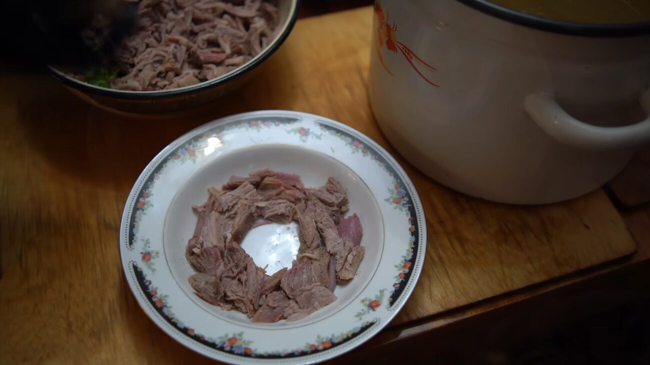 Господині розповіли, як приготувати прозорий холодець до великоднього столу: Фото: YouTube КАРПАТСЬКІ ШКВАРКИ 