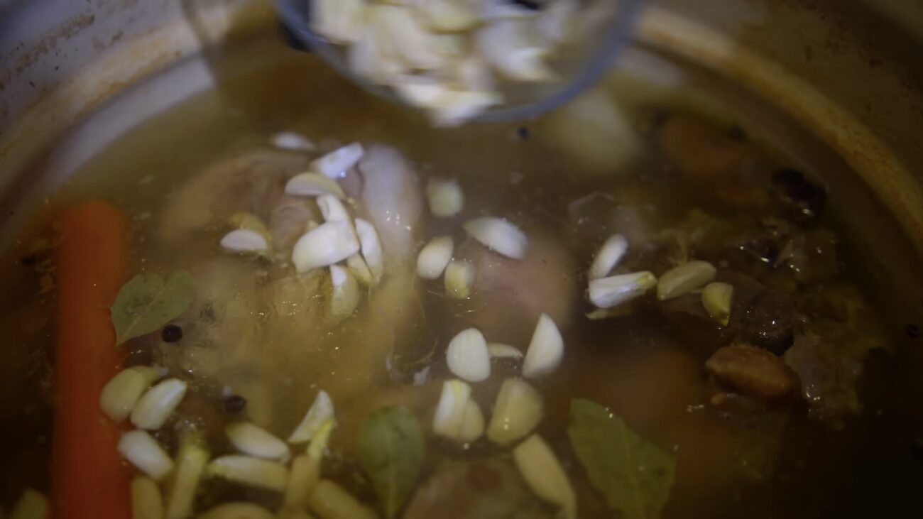 Господині розповіли, як приготувати прозорий холодець до великоднього столу: Фото: YouTube КАРПАТСЬКІ ШКВАРКИ 