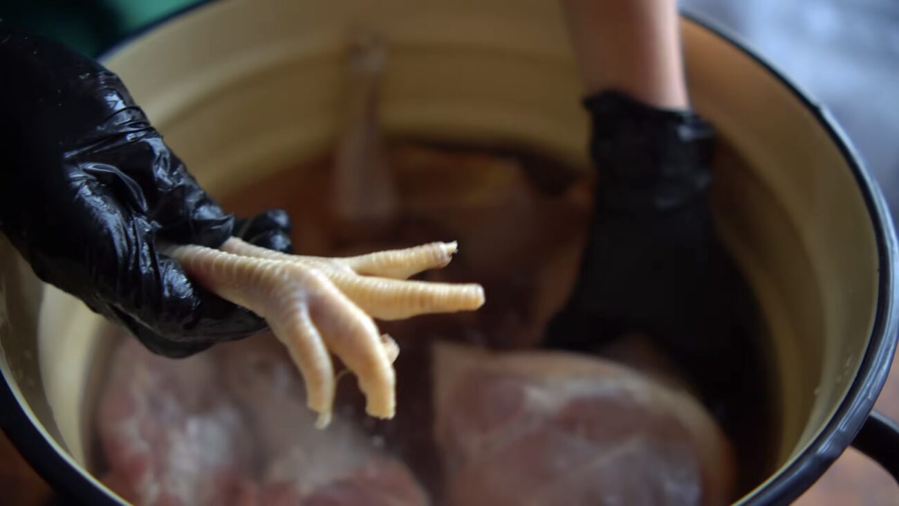 Господині розповіли, як приготувати прозорий холодець до великоднього столу: Фото: YouTube КАРПАТСЬКІ ШКВАРКИ 