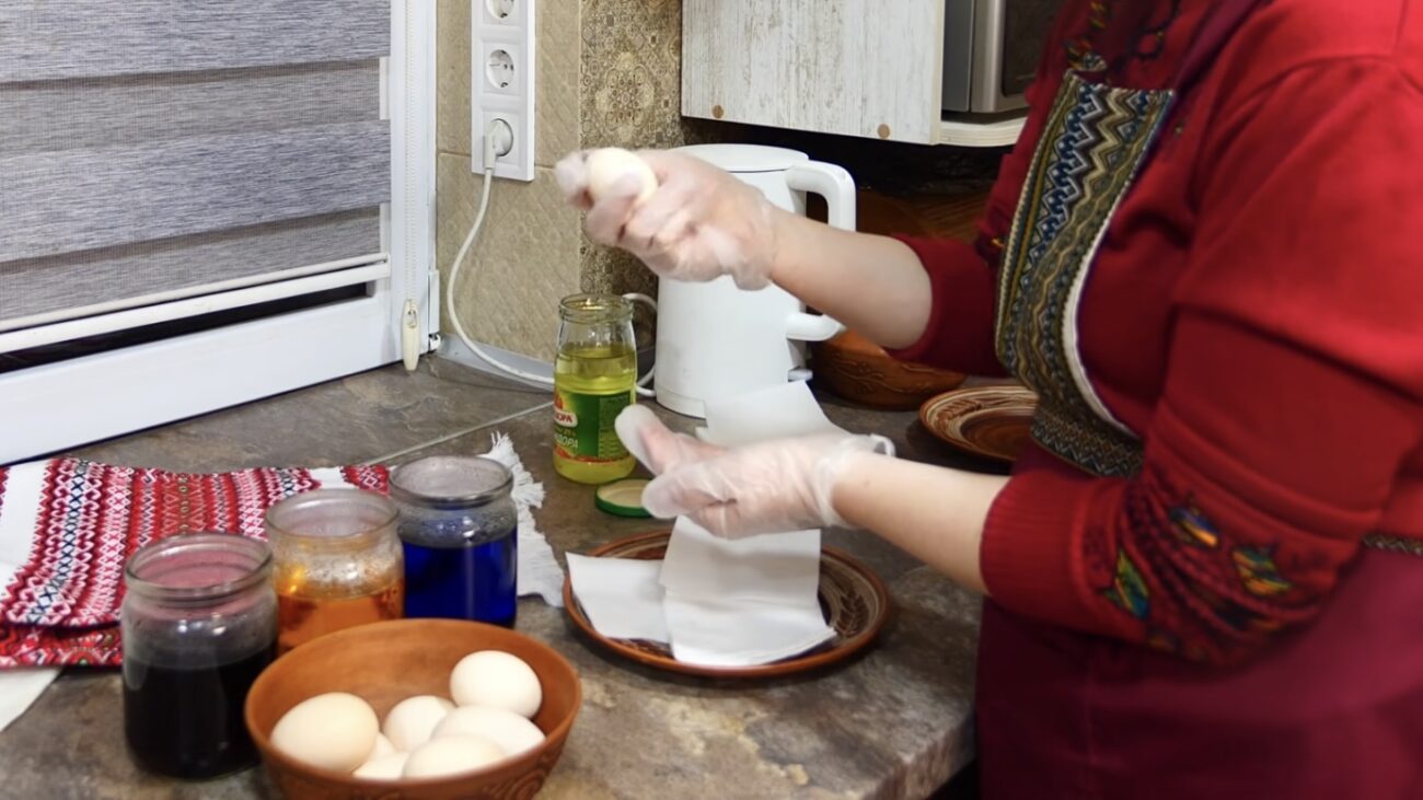 Господині розповіли, як незвично пофарбувати яйця до Великоднього столу: Фото: YouTube Вкусно Просто и Доступно Господині розповіли, як незвично пофарбувати яйця до Великоднього столу: Фото: YouTube Вкусно Просто и Доступно