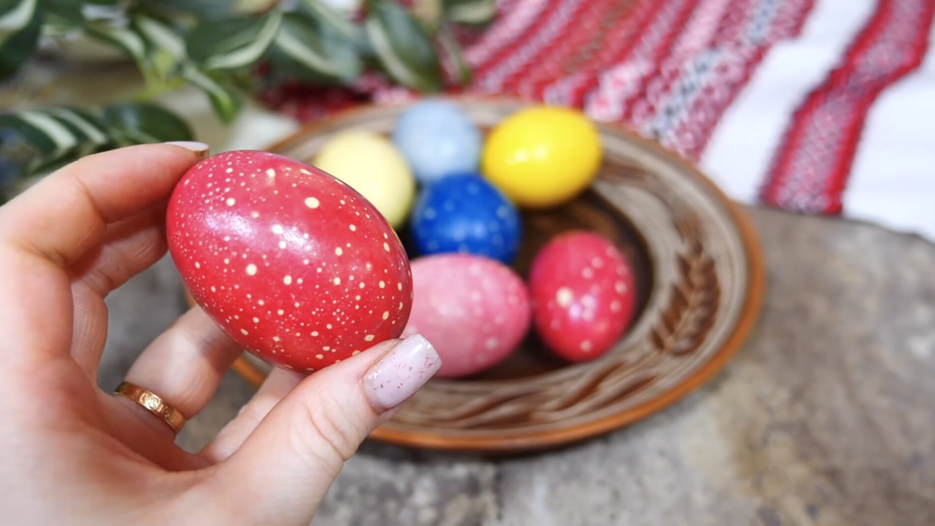 Господині розповіли, як незвично пофарбувати яйця до Великоднього столу: Фото: YouTube Вкусно Просто и Доступно 