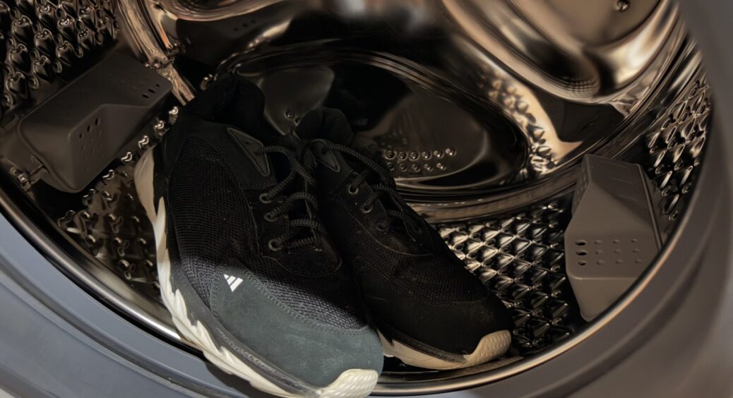 Чи можна прати кросівки у пральній машині? 50% за, 50% проти: швець із 20-річним стажем сказав свою думку 