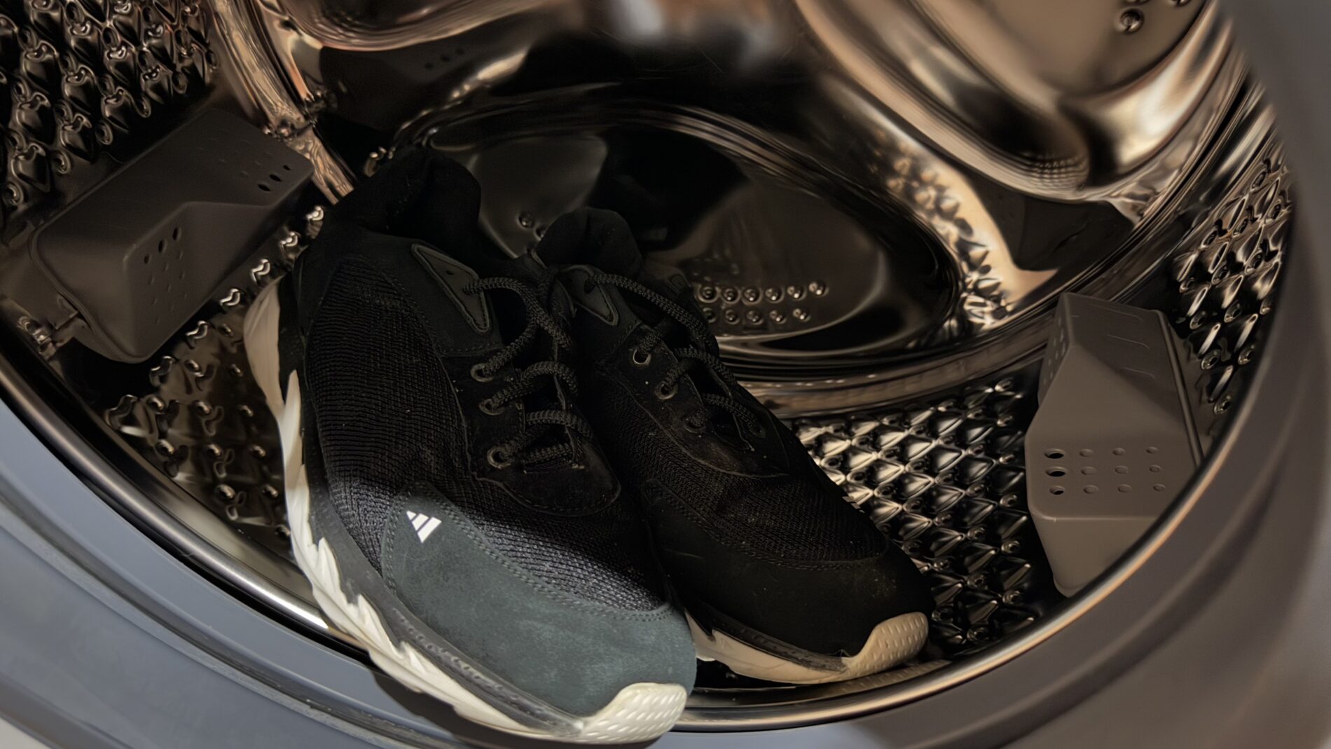 Господині розповіли, чи можна прати кросівки у пральній машині. Фото: Добрі новини 