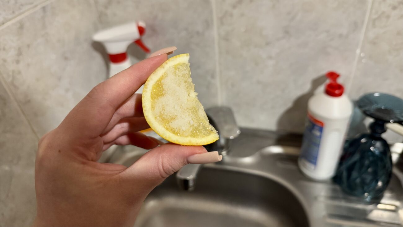 Господині розповіли, як за допомогою лимона та солі відмити застарілий наліт. Фото: Добрі новини