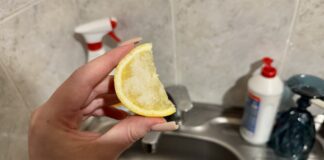 Господині розповіли, як за допомогою лимона та солі відмити застарілий наліт. Фото: Добрі новини 