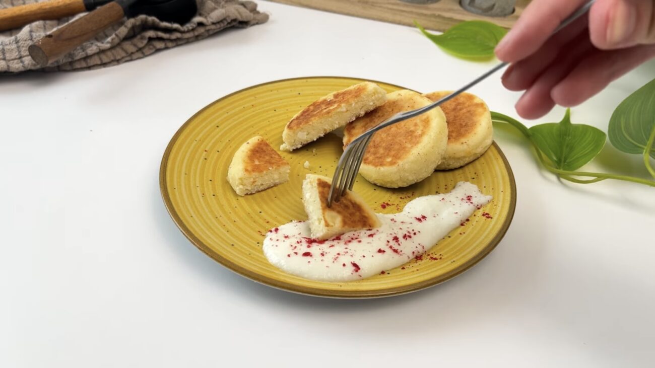 Кулінари розповіли, як приготувати ідеальні сирники, що не розвалюються. Фото: YouTube albik food 