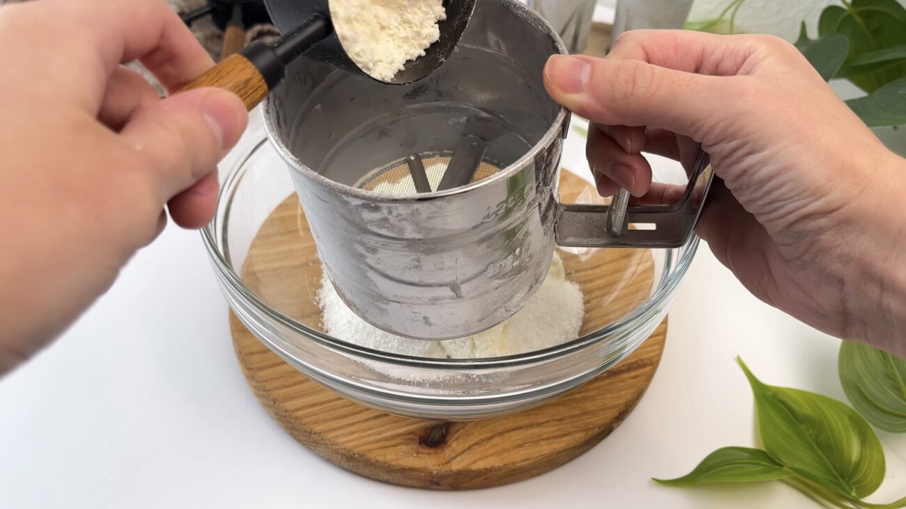 Кулінари розповіли, як приготувати ідеальні сирники, що не розвалюються. Фото: YouTube albik food 