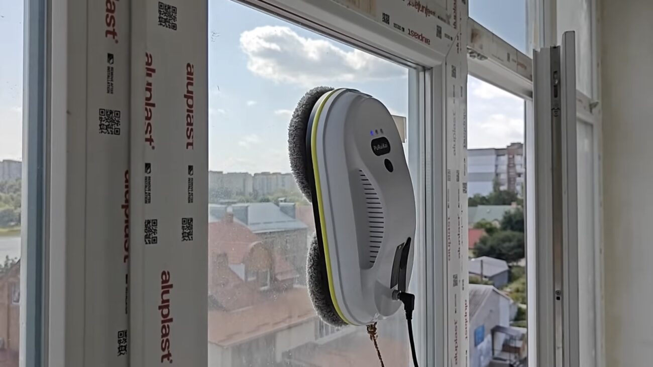 Експерти розповіли, як користуватися роботом для миття вікон. Фото: YouTube Ремонт Петрович 