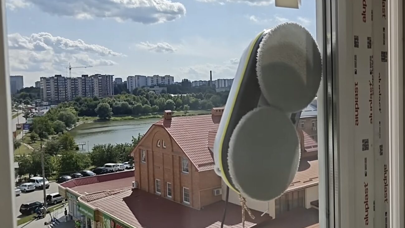 Експерти розповіли, як користуватися роботом для миття вікон. Фото: YouTube Ремонт Петрович 