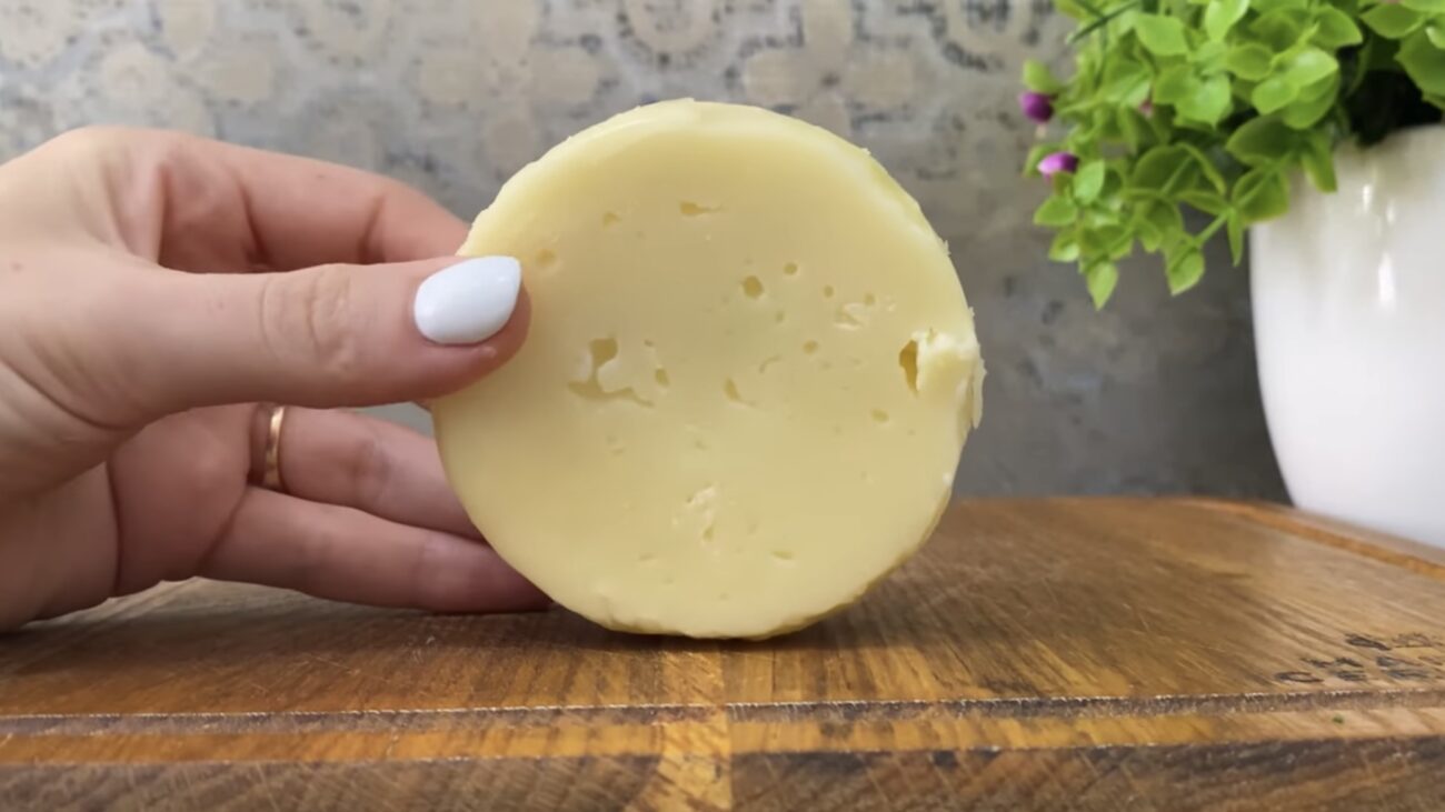 Господині розповіли, як самостійно зробити твердий сир зі звичайного молока. Фото: YouTube Любимівська кухня Господині розповіли, як самостійно зробити твердий сир зі звичайного молока. Фото: YouTube Любимівська кухня