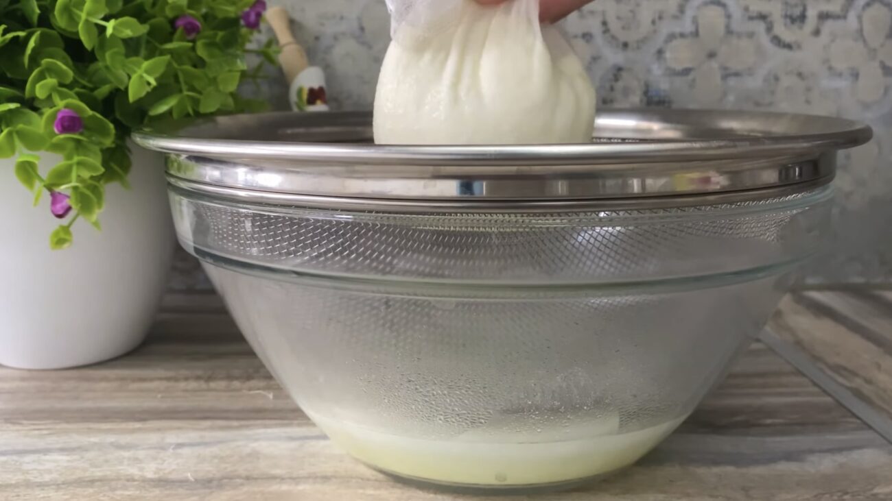 Господині розповіли, як самостійно зробити твердий сир зі звичайного молока. Фото: YouTube Любимівська кухня Господині розповіли, як самостійно зробити твердий сир зі звичайного молока. Фото: YouTube Любимівська кухня