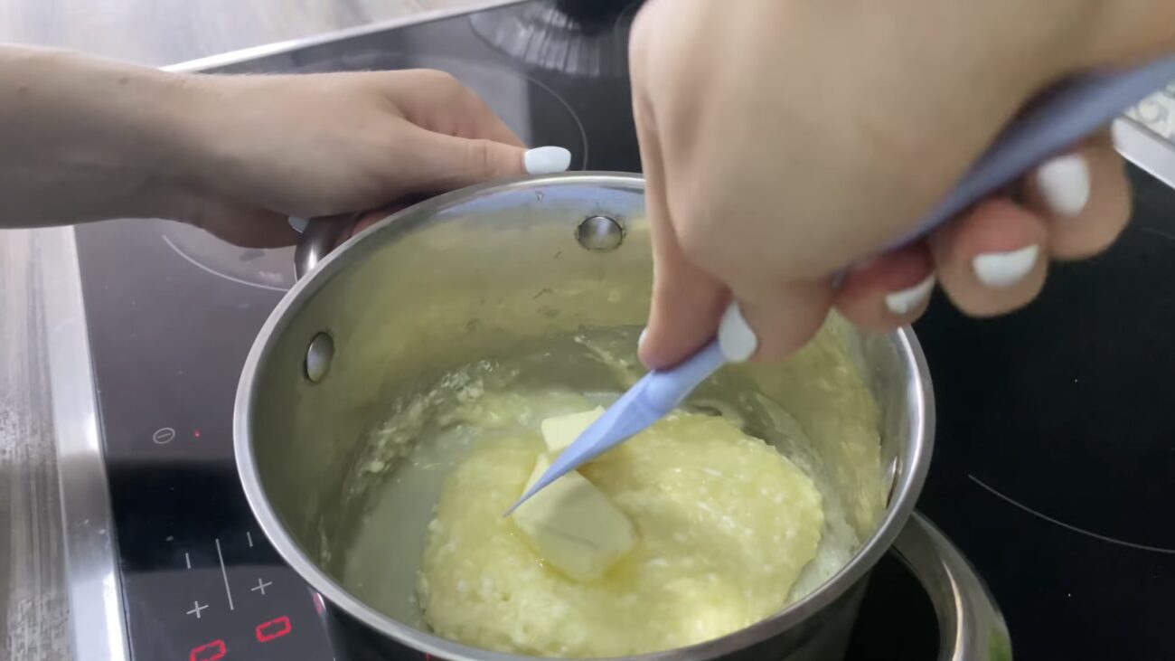 Господині розповіли, як самостійно зробити твердий сир зі звичайного молока. Фото: YouTube Любимівська кухня Господині розповіли, як самостійно зробити твердий сир зі звичайного молока. Фото: YouTube Любимівська кухня