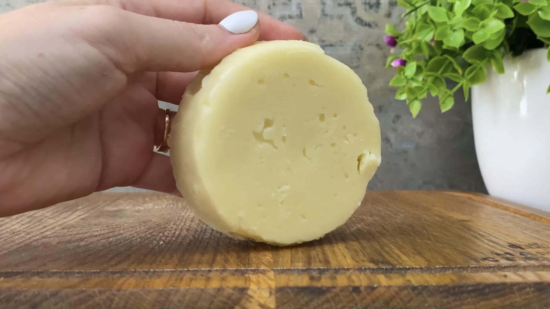 Господині розповіли, як самостійно зробити твердий сир зі звичайного молока. Фото: YouTube Любимівська кухня 