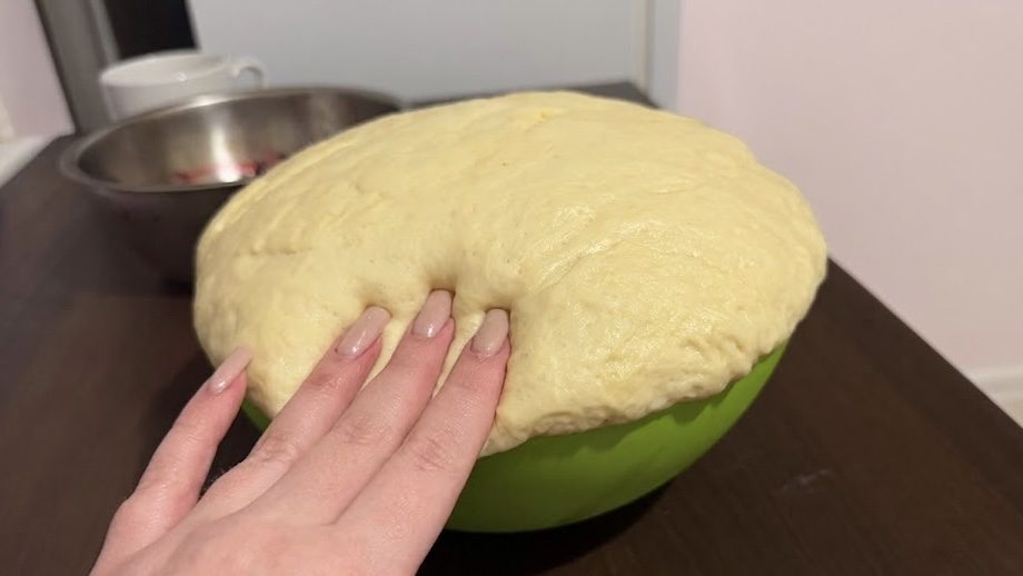 Господині розповіли універсальний рецепт пухкого тіста на пиріжки чи піцу. Фото: Добрі новини 