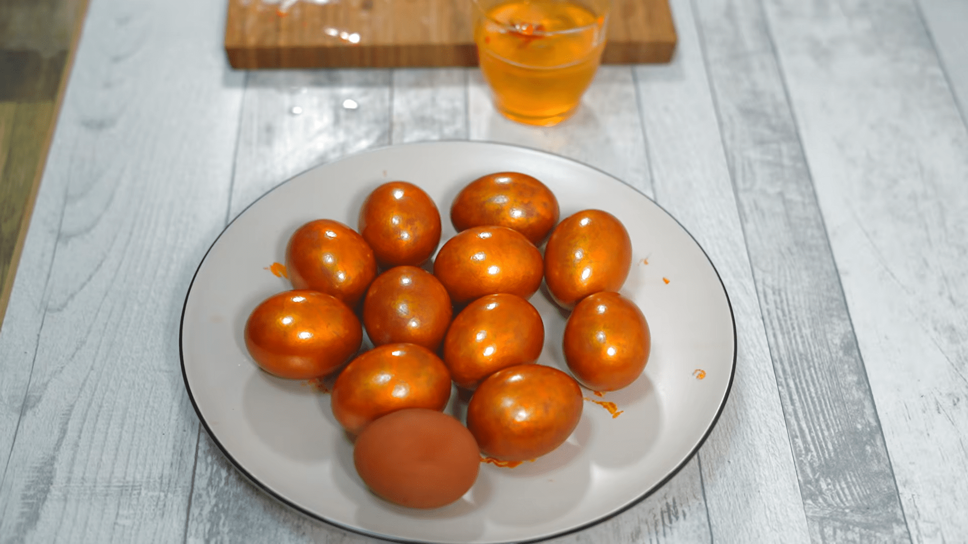 Експерти розповіли про цікавий спосіб пофарбувати яйця до Великодня. Фото: Скріншот з YouTube