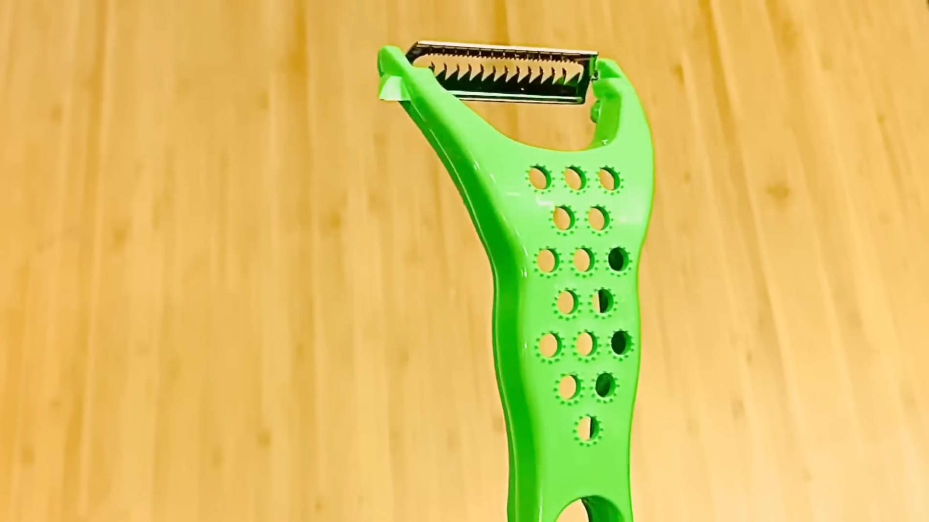 Господині розповіли 8 способів використання овочечистки