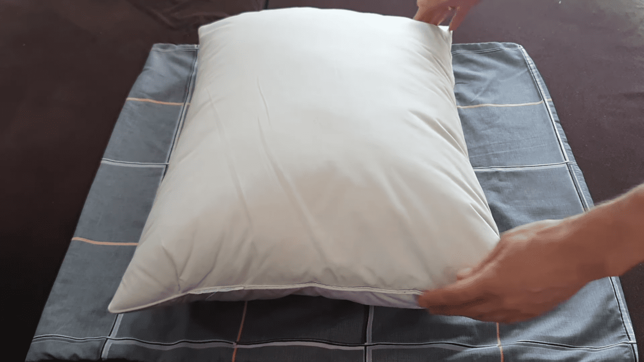 Господині поділилися способом, як швидко прибрати плями з подушок. Фото: скриншот з відео 