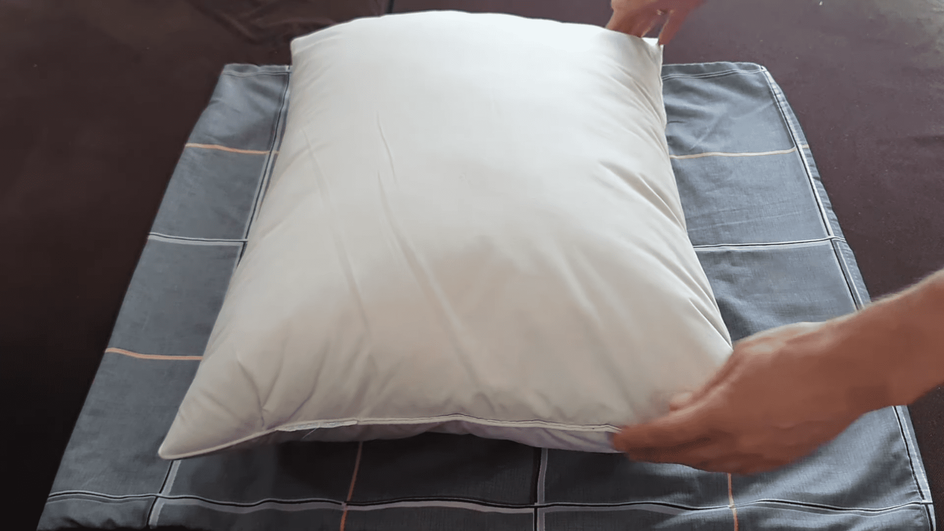 Експерти розповіли, як вдягнути наволочку більшого розміру на меншу подушку