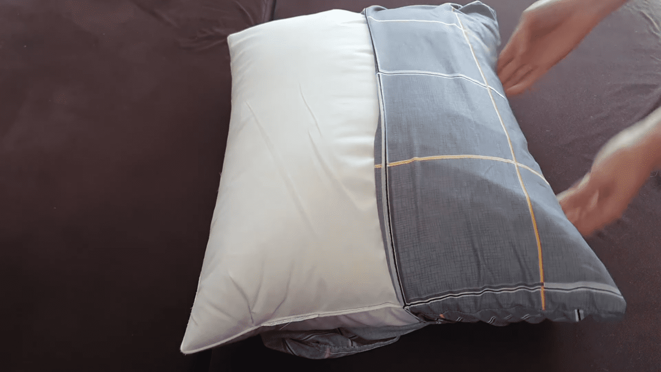Експерти розповіли, як вдягнути наволочку більшого розміру на меншу подушку