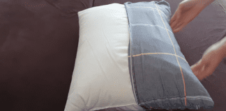 Експерти розповіли, як вдягнути наволочку більшого розміру на меншу подушку
