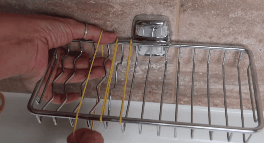 Натягнула 6 канцелярських гумок на мильницю – і мило більше не розкисає й тримає форму: трюк за 0 гривень 