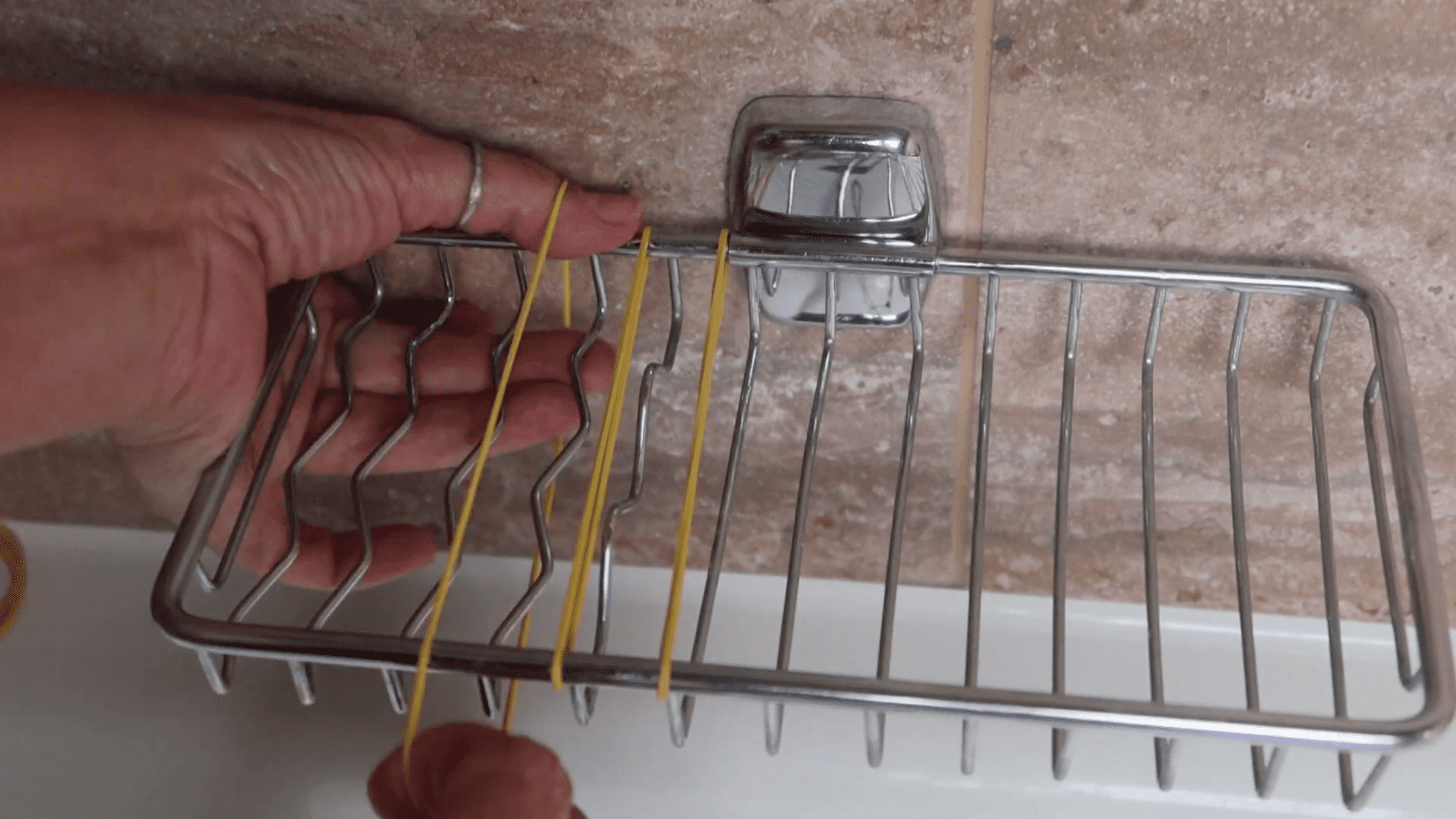  Господині розповіли, як використати гумки для грошей в побуті	