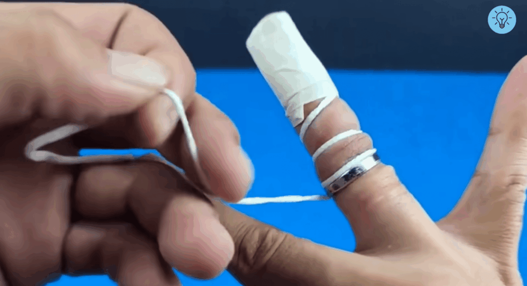 Застрягла каблучка на пальці – є 1 трюк із ниткою: знімаю за 60 секунд без мила, крему і зусиль взагалі 