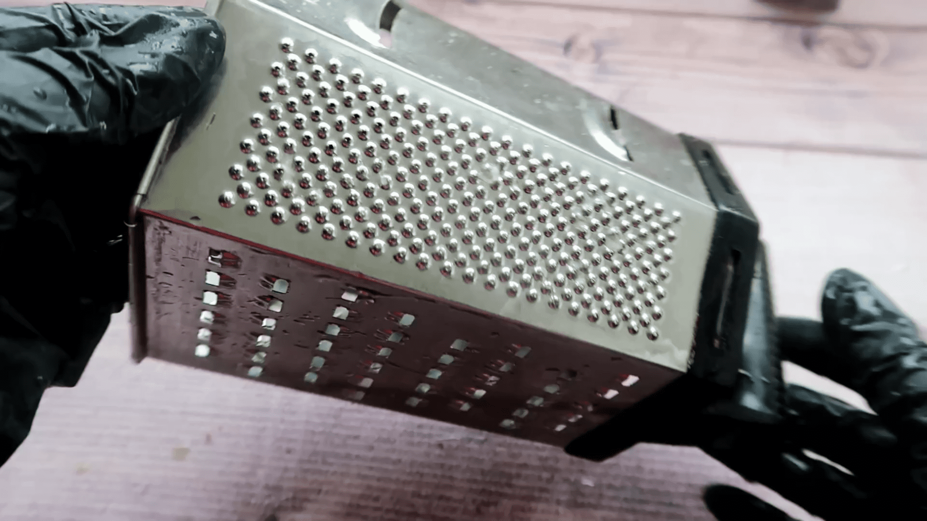 Експерти розповіли про цікаву деталь звичайної кухонної тертки	