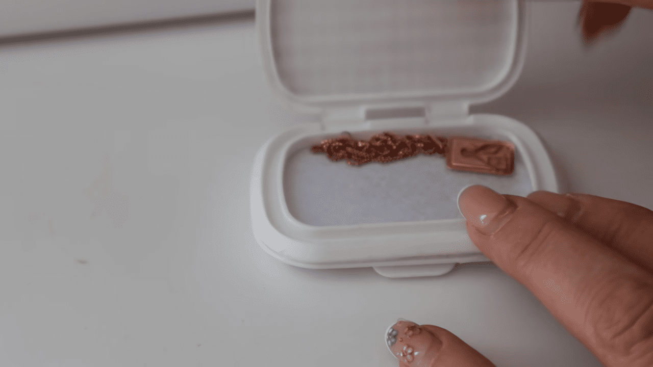 Експерти розповіли, як зробити мініорганайзер з кришки від вологих серветок. Фото: скріншот з YouTube Експерти розповіли, як зробити мініорганайзер з кришки від вологих серветок. Фото: скріншот з YouTube