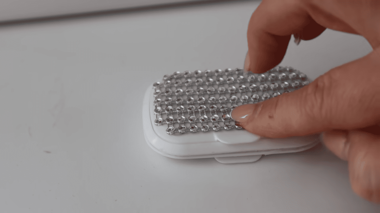 Експерти розповіли, як зробити мініорганайзер з кришки від вологих серветок. Фото: скріншот з YouTube