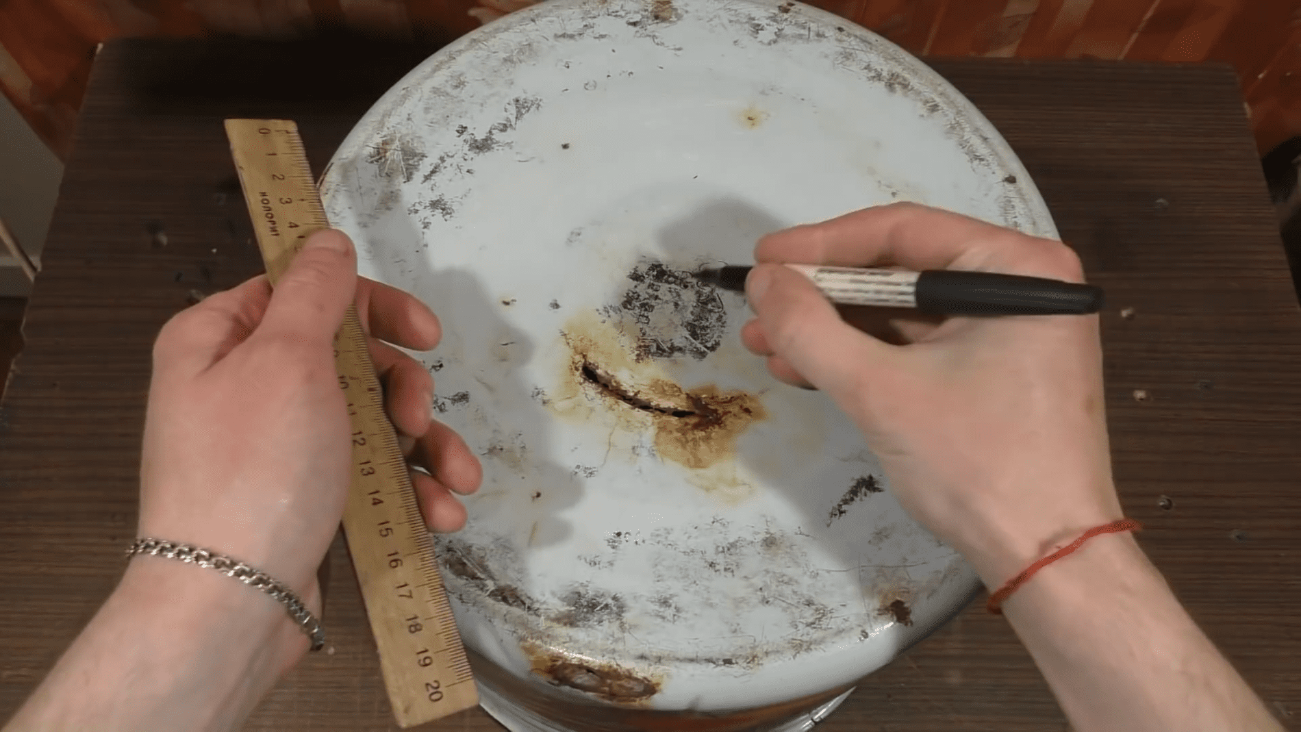 Експерти розповіли, як використати стару діряву каструлю з користю