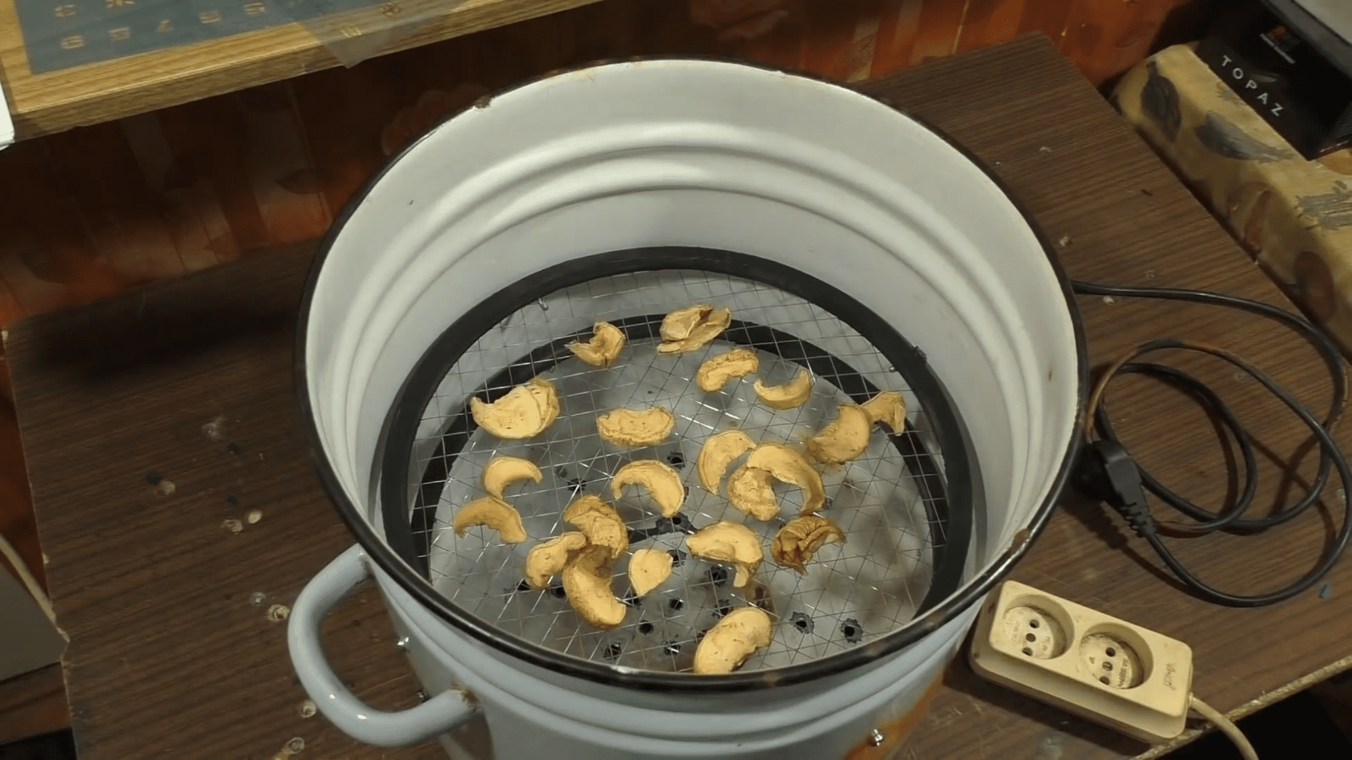 Експерти розповіли, як використати стару діряву каструлю з користю