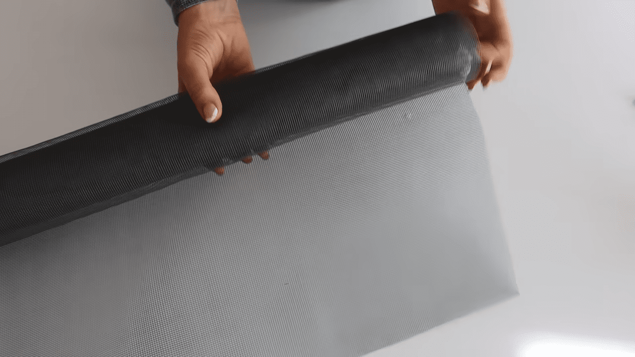 Експерти розповіли, як самостійно зробити антимоскітну сітку. Фото: скріншот з YouTube