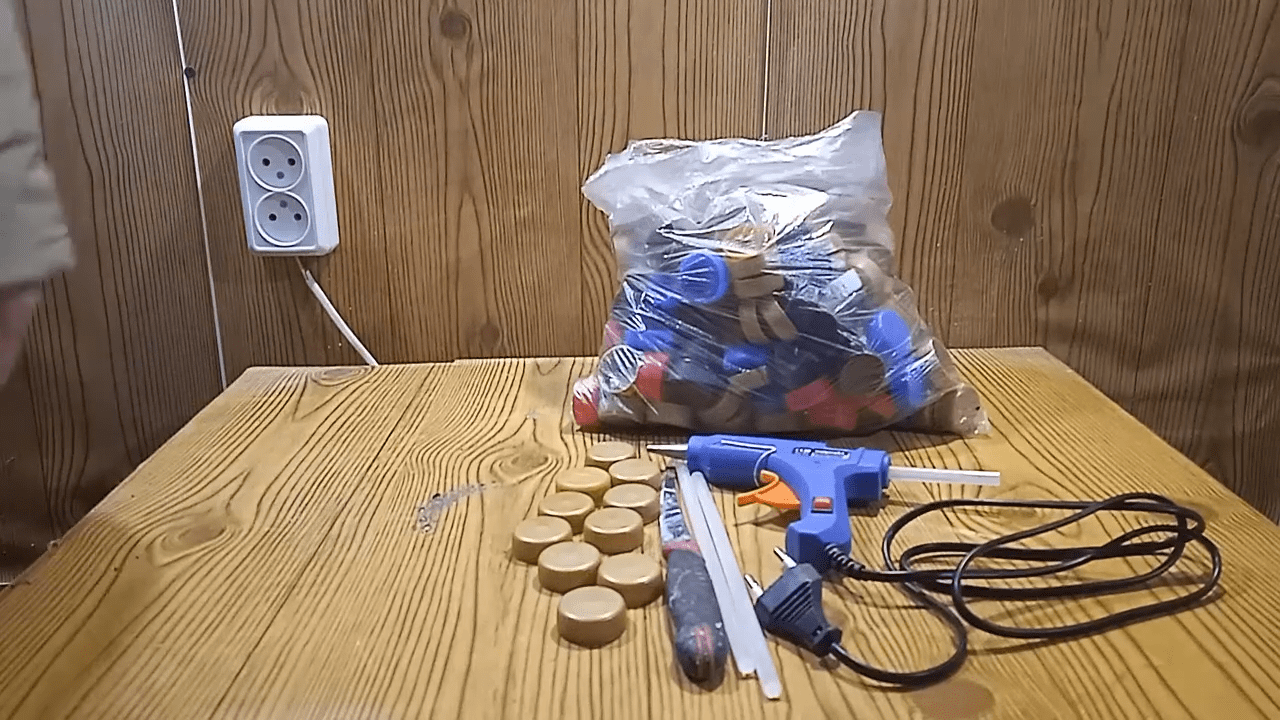 Експерти розповіли, як використати пластикові кришки від пляшок