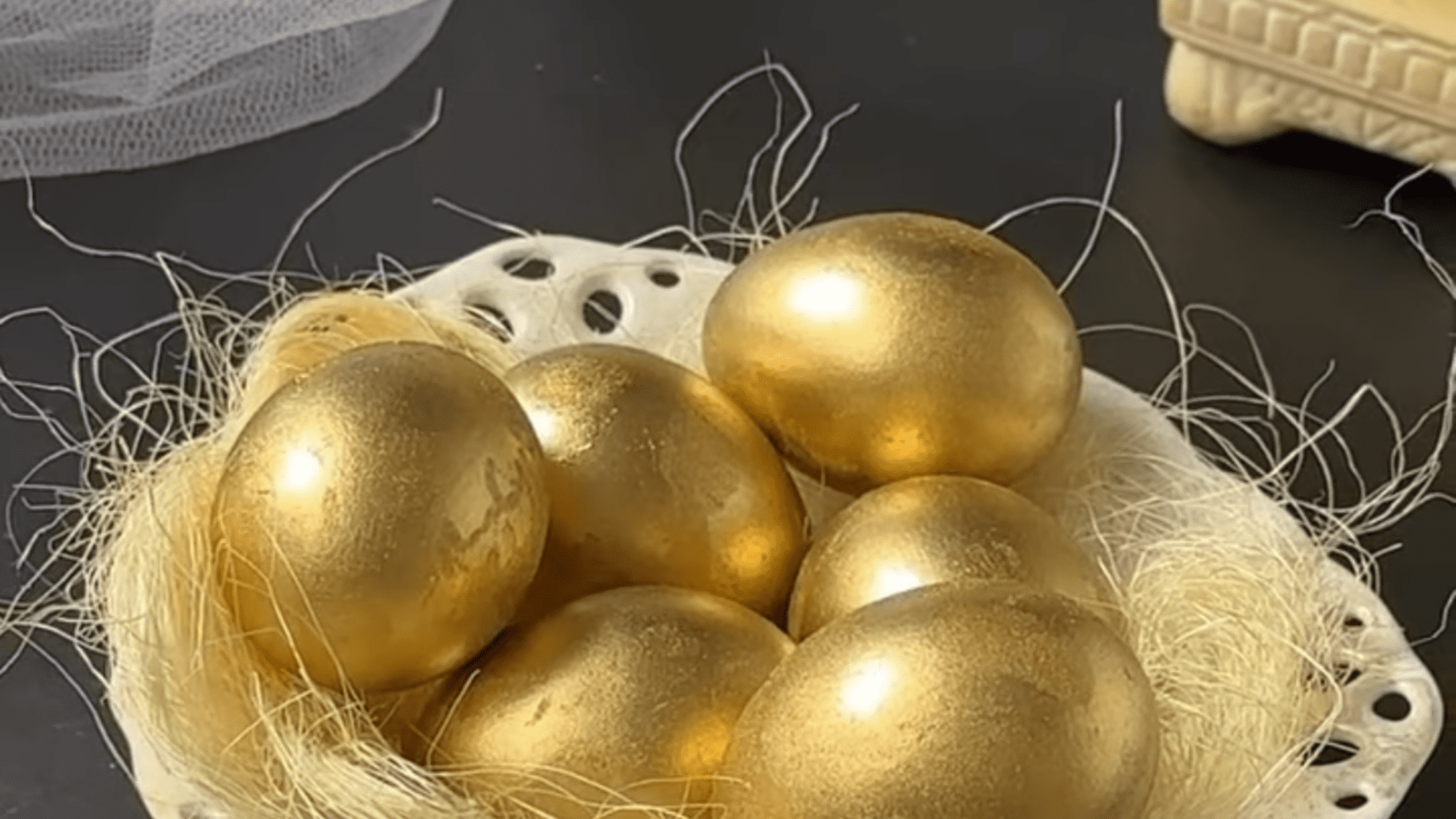 Господині розповіли, як на Великдень пофарбувати яйця у золотий колір. Фото: YouTube @sot.cake_ 