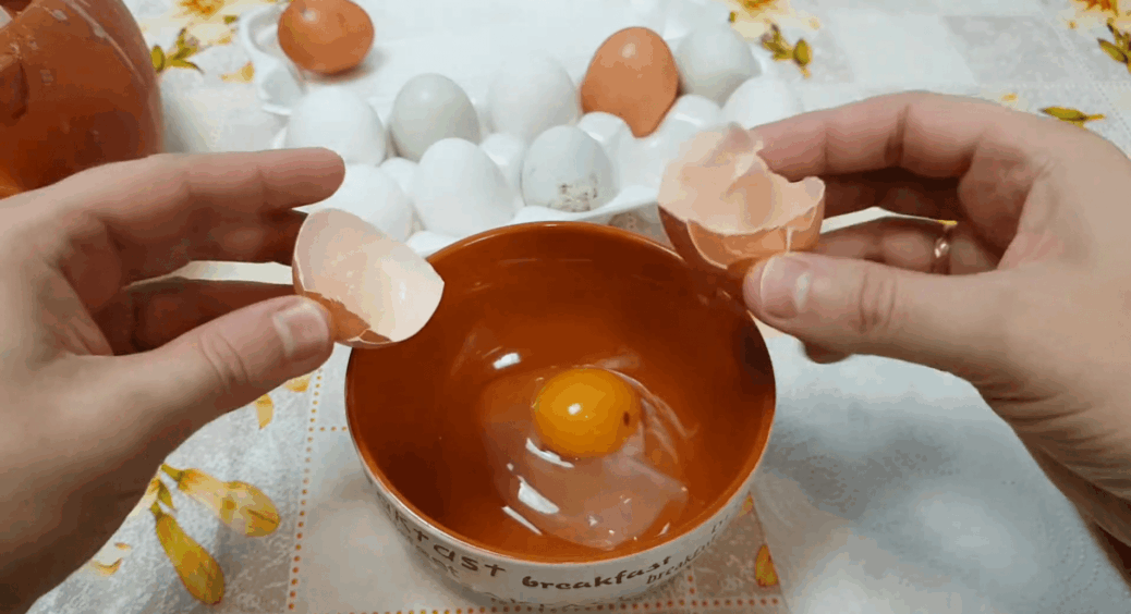 Подивіться на білок, перш ніж готувати: 1 секунда – і ви ніколи більше не переплачуватимете за “свіжі” яйця 