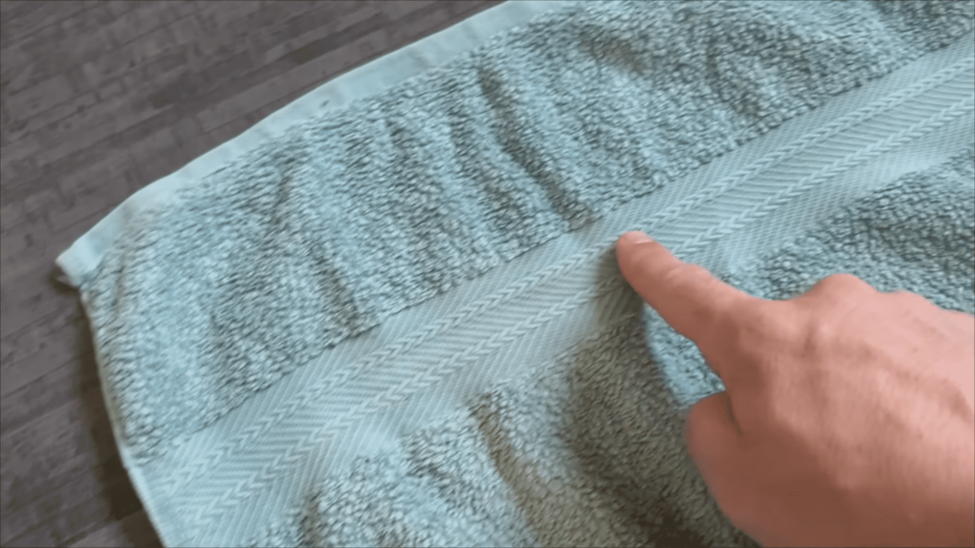 Експерти розповіли про цікаву деталь на якісному рушнику. Фото: скріншот з YouTube