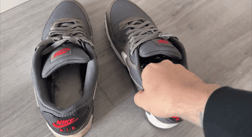 Чоловік сказав, що кроси можна викидати – такий запах поту, мовляв, не виведеш: прибрала за 1 ніч без витрат 