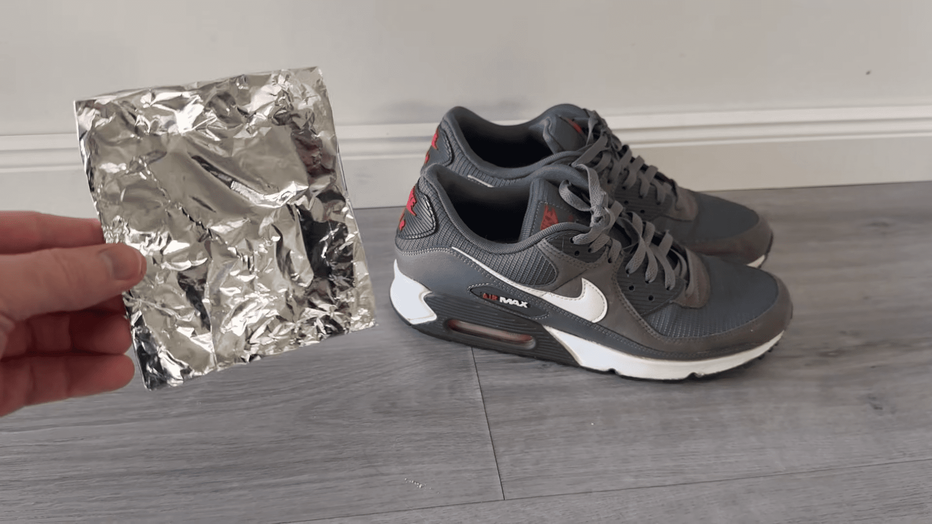 Експерти розповіли, навіщо класти фольгу у взуття